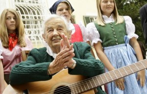  Maria von Trapp, daughter of Austrian Baron Georg von Trapp, prepares to play a guitar and sing with traditionally dressed children in front of her former home, Villa Trapp, in Salzburg in this July 24, 2008 file photo. Credit: Reuters/Leonhard Foeger/Files 
