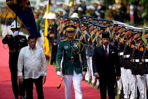 Philippine President Rodrigo Duterte (L) walks with Brunei's Sultan Hassanal Bolkiah (R) as he inspects a guard of honour during a welcoming ceremony at the Malacanang Palace in Manila on April 27, 2017, ahead of the Association of Southeast Asian Nations (ASEAN) summit. The Association of Southeast Asian Nations (ASEAN) summit in Manila, where leaders will discuss territorial disputes, terrorism and economic integration, takes place in the Philippine capital on April 28-29. / AFP PHOTO / NOEL CELIS
