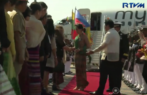 Myanmar's First State Councilor Aung San Suu Kyi arrives at the NAIA on Friday afternoon, April 28, 2017. She is among the 10 ASEAN leaders who will be attending the 30th ASEAN Summit on Saturday, April 29, 2017. (Photo grabbed from RTVM video)