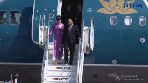 Vietnamese Prime Minister Nguyễn Xuân Phúc and his wife arrive at the Ninoy Aquino International Airport on Friday afternoon, April 28, 2017. (Photo grabbed from RTVM)