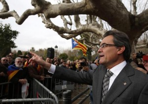 Catalonia's President Artur Mas waves to supporters after voting in the regional parliament to send a petition for referendum to the national parliament, in Barcelona, January 16, 2014. CREDIT: REUTERS/ALBERT GEA