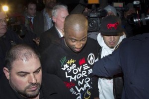 New York Knicks point guard Raymond Felton (C) leaves Manhattan Criminal Court after his arraignment in New York February 25, 2014. Felton was arrested on felony gun possession charges after turning himself in early Tuesday morning. CREDIT: REUTERS/ANDREW KELLY