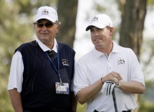  U.S. Ryder Cup Assistant Captain Raymond Floyd (L) speaks with golfer Justin Leonard of the U.S. on the 12th tee during practice for the 37th Ryder Cup Championship at the Valhalla Golf Club in Louisville, Kentucky September 16, 2008. Credit: Reuters/Shaun Best 