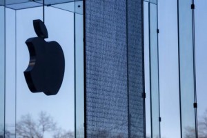  A shattered large glass panel, part of Apple's cube store on Fifth Avenue, damaged from the results of the snowstorm on Tuesday is seen in New York, January 22, 2014. Credit: Reuters/Shannon Stapleton 