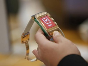  A man tries out a Samsung Electronics' Galaxy Gear smartwatch at the company's headquarters in Seoul October 21, 2013. Credit: Reuters/Kim Hong-Ji 