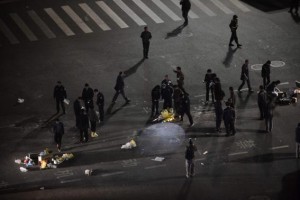  Police investigate after a group of armed men attacked people at Kunming railway station, Yunnan province, March 1, 2014. CREDIT: REUTERS/STRINGER