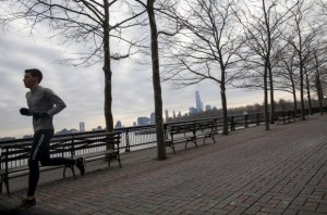 A man jogs along the waterfront in Hoboken, New Jersey January 19, 2014. CREDIT: REUTERS/ERIC THAYER