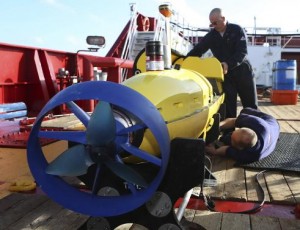Evan Tanner and Chris Minor (standing) from Phoenix International conduct pre-deployment checks of the Phoenix Autonomous Underwater Vehicle (AUV) Artemis off the deck of Australian Defence Vessel Ocean Shield into the water to search for the missing Malaysia Airlines Flight MH370 in the Southern Indian Ocean, in his image released by the Australian Defence Force on April 20, 2014.  REUTERS/LSIS Bradley Darvill/Handout via Reuters