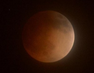 The moon is shown in eclipse from Los Angeles, California, April 15, 2014. CREDIT: REUTERS/GENE BLEVINS