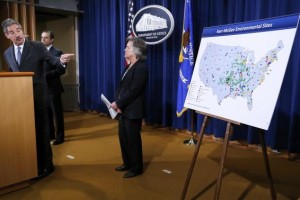  U.S. Deputy Attorney General James Cole (L) points to map of cleanup sites during an announcement of a settlement with Anadarko Petroleum Corp at the Justice Department in Washington April 3, 2014. Credit: Reuters/Jonathan Ernst