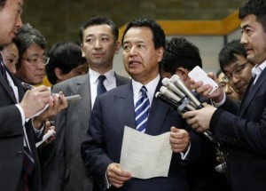  Japan's Economics Minister Akira Amari (C) speaks as he is surrounded by media after meetings with U.S. Credit: Reuters/Issei Kato