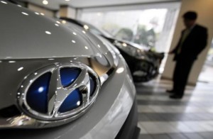  An employee wipes down a car as the logo of Hyundai Motor is seen on a car at a Hyundai dealership in Seoul April 25, 2013. Credit: Reuters/Kim Hong-Ji