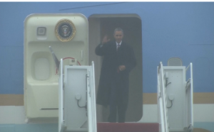 United States President Barack Obama waves upon his return to the US after a week-long four-nation tour in Asia.  (Photo grabbed from Reuters video)