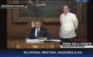 US President Barack Obama signs the official guestbook in Malacang as Philippine president Benigno Aquino III looks on with a smile. (Eagle News Service)