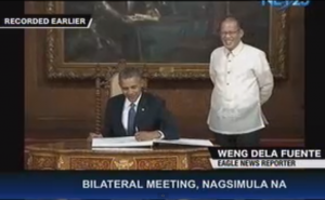 US President Barack Obama signs the official guestbook in Malacang as Philippine president Benigno Aquino III looks on with a smile.  (Eagle News Service)