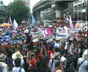 Hundreds of Philippine protesters rally against the newly signed defense pact with the United States on Monday, April 28, 2014 in front of Malacanang Palace in Manila.  (Photo grabbed from CCTV/Reuters video.  Courtesy CCTV/Reuters)