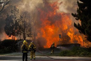 Firefighters battle the so-called Poinsettia Fire as it turns and heads east towards another subdivision of homes in Carlsbad, California May 14, 2014. CREDIT: REUTERS/MIKE BLAKE