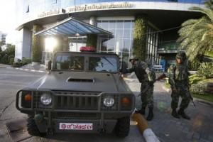 Thai soldiers stand in front of the National Broadcasting Services of Thailand television station in Bangkok May 20, 2014.Thailand's army declared martial law on Tuesday to restore order after six months of anti-government protests which have left the country without a functioning government.The declaration did not constitute a coup and was made in response to deteriorating security, an army general said. REUTERS/Athit Perawongmetha
