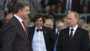 Ukraine's President-elect Petro Proshenko (L) walks past Russian President Vladimir Putin (R) during the commemoration ceremony for the 70th anniversary of D-Day at Sword beach in Ouistreham June 6, 2014. Putin and Poroshenko on Friday held their first face-to-face talks on the sidelines of a D-Day anniversary event in France and discussed a possible ceasefire agreement in Ukraine, a French official said. REUTERS/Alexander Zemlianichenko/Pool (FRANCE)