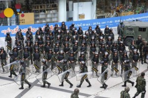 Soldiers take up positions to stop protests against military rule at a shopping district in central Bangkok June 1, 2014. REUTERS/Erik De Castro