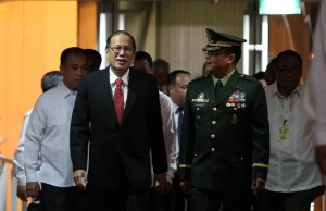 President Benigno S. Aquino III escorted by AFP Vice Chief of staff Lieutenant General Gregorio Pio Catapang Jr. arrives at the Ninoy Aquino International Airport (NAIA) Terminal II on Tuesday night (June 24) following his one-day working visit to Japan. (Photo by Robert Viñas/ Malacañang Photo Bureau)