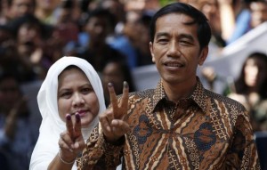 Indonesian presidential candidate Joko "Jokowi" Widodo and his wife Iriana pose for pictures after casting their vote in Jakarta July 9, 2014. REUTERS/Darren Whiteside