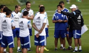 Argentina's national soccer team coach Alejandro Sabella (R) gestures as he talks to players during a training session ahead of their 2014 World Cup final match against Germany in Vespasiano, July 10, 2014. Credit: Reuters/Marcos Brindicci