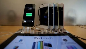  iPod Touches are pictured on display at an Apple Store in Pasadena, California July 22, 2013. Credit: Reuters/Mario Anzuoni 