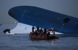  Maritime police search for missing passengers in front of the South Korean ferry ''Sewol'' which sank at the sea off Jindo April 16, 2014. Credit: Reuters/Kim Hong-Ji