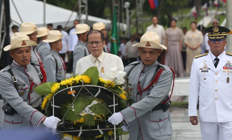 President Benigno S. Aquino III offers a wreath at the Tomb of the Unknown Soldiers during the commemoration of National Heroes Day at the Libingan ng mga Bayani in Fort Bonifacio, Taguig City on Monday (August 25). This year's theme is “Bayaning Pilipino: Lumalaban para sa Makatwiran at Makabuluhang Pagbabago.” (Photo courtesy Malacañang Photo Bureau)