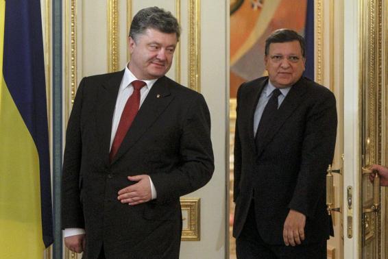  Ukrainian President Petro Poroshenko (L) and outgoing European Commission President Jose Manuel Barroso enter a room before their meeting in Kiev, September 12, 2014. Credit: Reuters/Valentyn Ogirenko