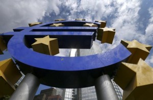 A huge euro logo is pictured next to the headquarters of the European Central Bank (ECB) before the bank's monthly news conference in Frankfurt August 7, 2014. The European Central Bank left interest rates unchanged on Thursday, holding off fresh policy action as it prepares to launch fresh funding for banks next month that it hopes will lift inflation from rock-bottom levels. REUTERS/Ralph Orlowski