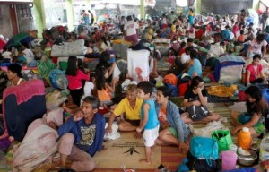 Residents take shelter at an evacuation centre for flood victims a day after tropical storm Fung-Wong inundated the Philippine capital Manila September 20, 2014.   REUTERS/Erik De Castro