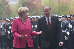Berlin, GERMANY President Benigno S. Aquino III is welcomed by Federal Chancellor Dr. Angela Merkel upon arrival at the courtyard,Federal Chancellery on friday (September 19, 2014). (Photo by Ryan Lim/ Malacañang Photo Bureau)