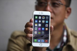 Tony Zhan, 32, holds up his new iPhone 6 Plus after it went on sale at the Apple store in Pasadena, California September 19, 2014. Credit: Reuters/Lucy Nicholson