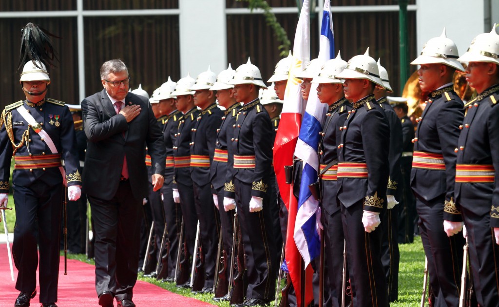 His Excellency Ephraim Ben Matityau, Ambassador Extraordinary and Plenipotentiary of the State of Israel to the Philippines, honor the colors during the arrival honors accorded him at the Malacañang Palace Grounds for the Presentation of Credentials on Tuesday (October 07, 2014). (Photo by Rey Baniquet / Malacañang Photo Bureau / PCOO)