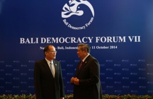 (BALI, Indonesia) President Benigno S. Aquino III converses with Indonesian President Prof. Dr. Susilo Bambang Yudhoyono upon arrival at the Bali International Convention Center for the 7th Bali Democracy Forum on Friday (October 10). The annual gathering is an Intergovernmental forum on the development of democracy in the Asia-Pacific region that aims to foster dialogue-based regional and international cooperation through sharing of experiences and best practices that adhere to the principles of equality, mutual respect and understanding. (Photo by Ryan Lim / Malacañang Photo Bureau)