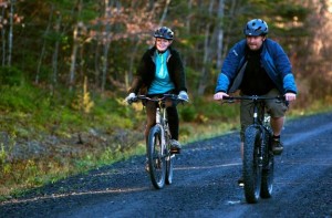 Kaci Hickox (L) and boyfriend Ted Wilbur go for a bike ride in Fort Kent, Maine October 30, 2014.  REUTERS/Ashley L. Conti/Bdn