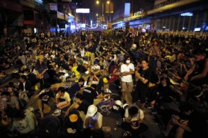Pro-democracy protesters sit on a street as they block an area of the Mongkok shopping district of Hong Kong October 20, 2014. REUTERS/Carlos Barria