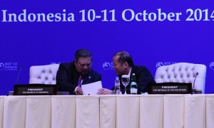 (BALI, Indonesia) President Benigno S. Aquino III exchanges views with Indonesian President Susilo Bambang Yudhoyono during the Opening Session the 7th Bali Democracy Forum at the Nusantara Hall II of the Bali International Convention Center on Friday (October 10). The gathering is an annual, intergovernmental forum on the development of democracy in the Asia-Pacific region. (Photo by Ryan Lim / Malacañang Photo Bureau) 