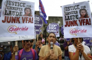Protesters chant anti U.S. slogans during a rally against the killing of a 26-year-old Filipino transgender Jennifer Laude, outside the Department of foreign Affairs in Manila October 15, 2014. REUTERS/Erik De Castro