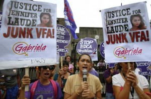 Protesters chant anti U.S. slogans during a rally against the killing of a 26-year-old Filipino transgender Jennifer Laude, outside the Department of foreign Affairs in Manila October 15, 2014.   REUTERS/Erik De Castro