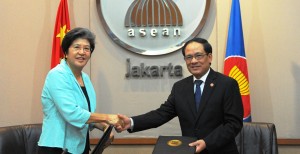 ASEAN Secretary General Le Luong Minh and Chinese Ambassador to the ASEAN region Yan Xiuping sign a memorandum of understanding on Disaster Management on Oct. 6.  Photo Courtesy ASEAN Secretariat News