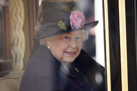 Britain's Queen Elizabeth takes her seat in a State Carriage for the carriage procession to Buckingham Palace, as part of the ceremonial welcome ceremony for Singapore's President Tony Tan at the start of a state visit at Horse Guards Parade in London October 21, 2014. CREDIT: REUTERS/LEON NEAL/POOL