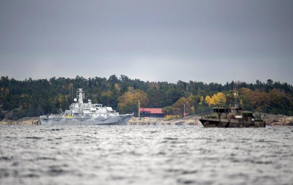  The Swedish minesweeper HMS Kullen and a guard boat are seen in the search for suspected 'foreign underwater activity' at Namdo Bay, Stockholm October 21, 2014. CREDIT: REUTERS/FREDRIK SANDBERG/TT NEWS AGENCY