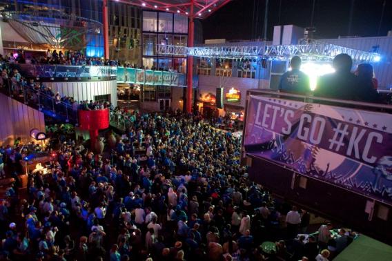 Kansas City Royals fans watch the broadcast of baseball's World Series Game 6 between the San Francisco Giants and the Kansas City Royals, at The Kansas City Power & Light District in Kansas City, Missouri, October 28, 2014. CREDIT: REUTERS/SAIT SERKAN GURBUZ