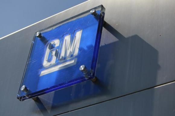 The General Motors logo is seen outside its headquarters at the Renaissance Center in Detroit, Michigan August 25, 2009.  REUTERS/Jeff Kowalsky