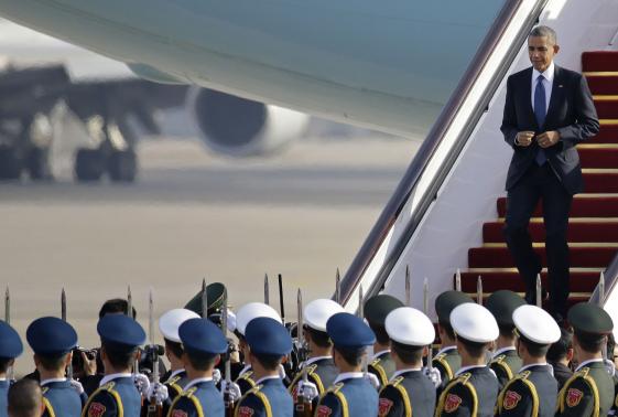 U.S. President Barack Obama steps from Air Force One to pass an honour guard upon his arrival in Beijing, November 10, 2014. CREDIT: REUTERS/JASON LEE