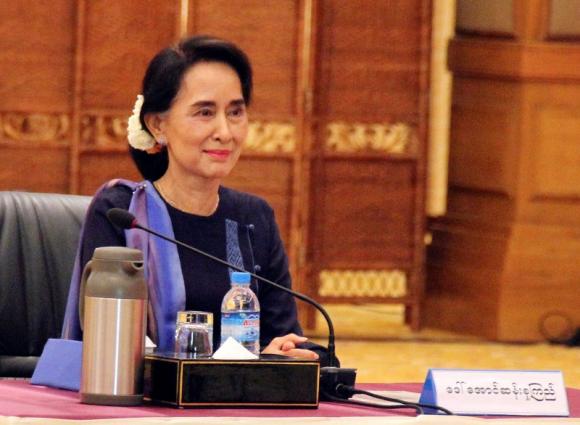 Myanmar opposition leader Aung San Suu Kyi smiles during a meeting at the presidential palace at Naypyitaw October 31, 2014.       REUTERS/Aung Myin Yezaw