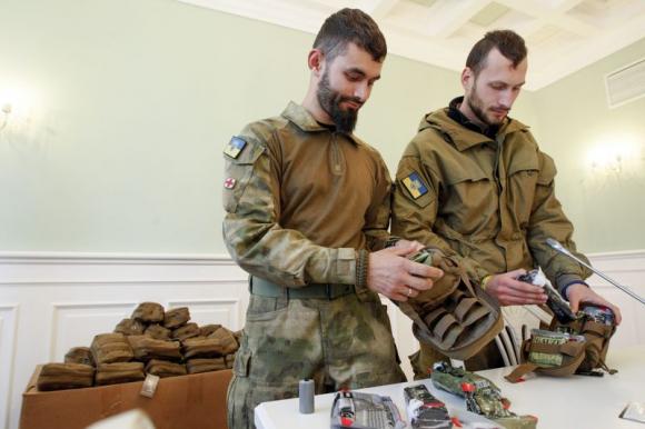 Medical volunteers unpack individual first aid kits similar to those used by NATO during a ceremony where they were donated by Kiev's Mayor Vitaly Klitschko in Kiev October 31, 2014. CREDIT: REUTERS/VALENTYN OGIRENKO